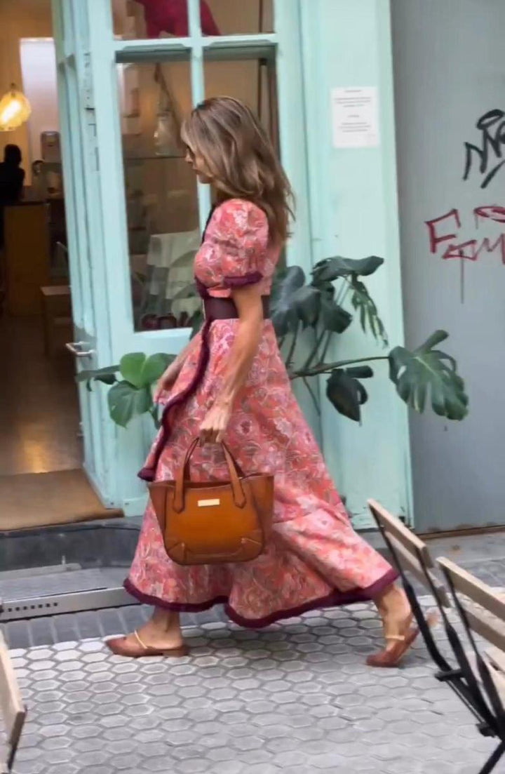 Tosia – Elegancka długa sukienka z bufiastymi rękawami